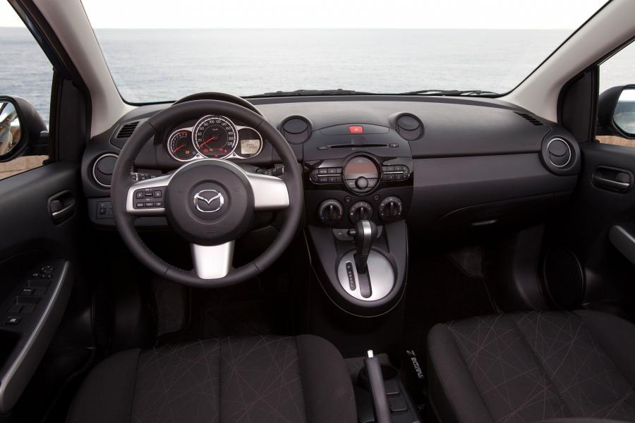  Mazda2 3-Door 2011 года  (фото 13 из 40)